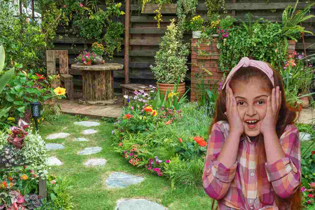 bambino di 8 anni che fa una scoperta nel suo giardino