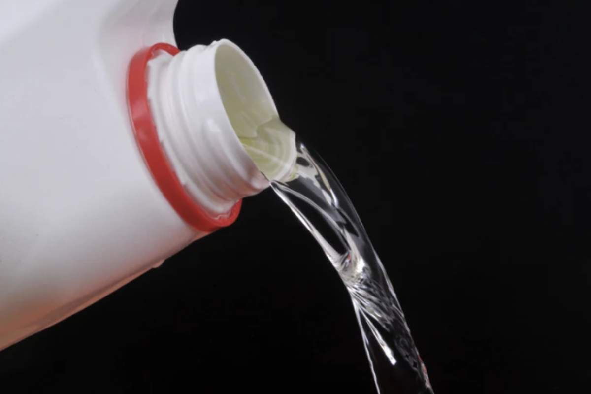 Per ottenere i migliori risultati, è consigliabile utilizzare la candeggina delicata diluita in acqua calda ma non bollente, applicandola con strumenti