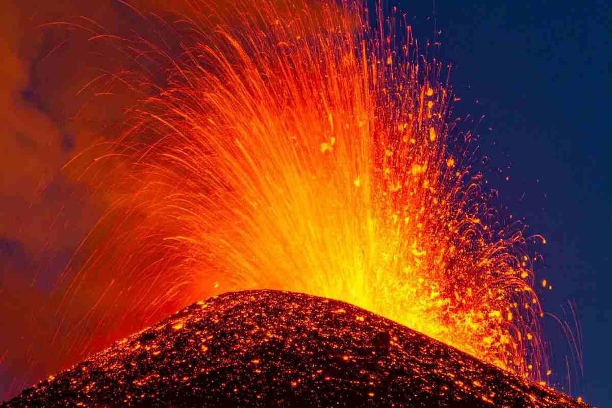 vulcano che sputa oro: cosa risale dal centro della terra