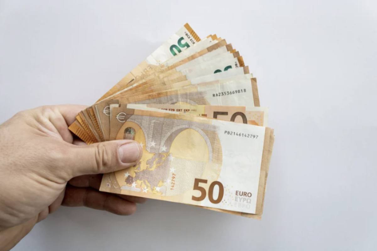 La viralità di questa teoria si inserisce in un contesto più ampio di disinformazione e fake news che spesso coinvolgono simboli monetari e istituzioni pubbliche.