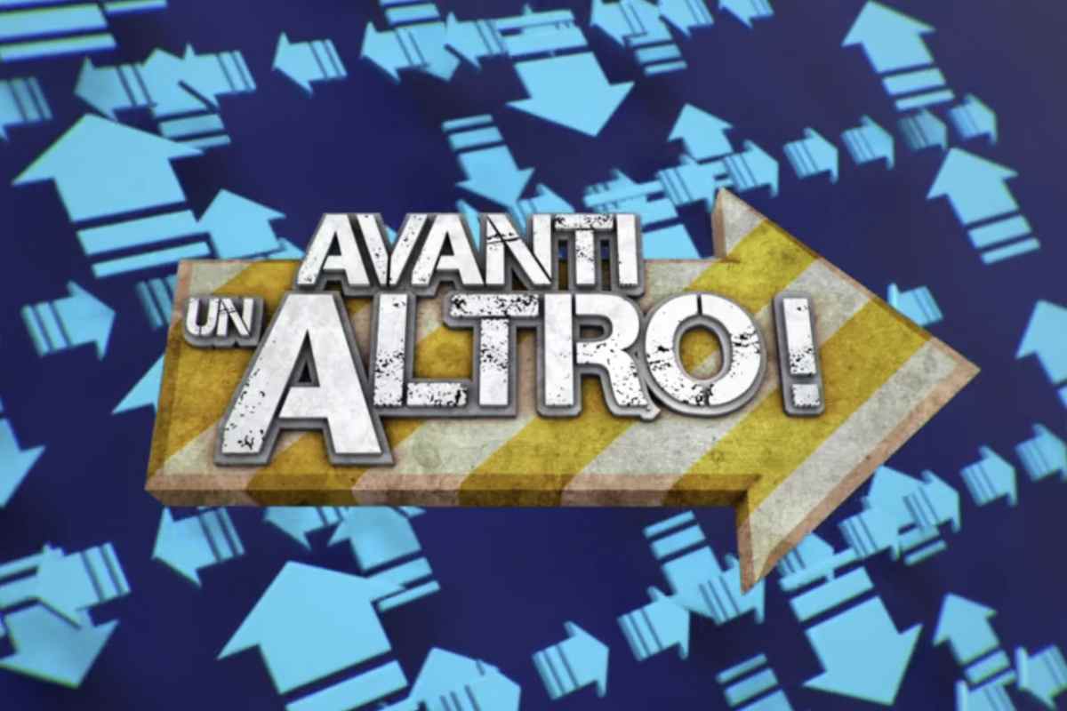 Nato a Roma nel 1961, Paolo Bonolis è uno dei volti più noti e apprezzati del piccolo schermo italiano. Con una carriera che abbraccia oltre quarant’anni,
